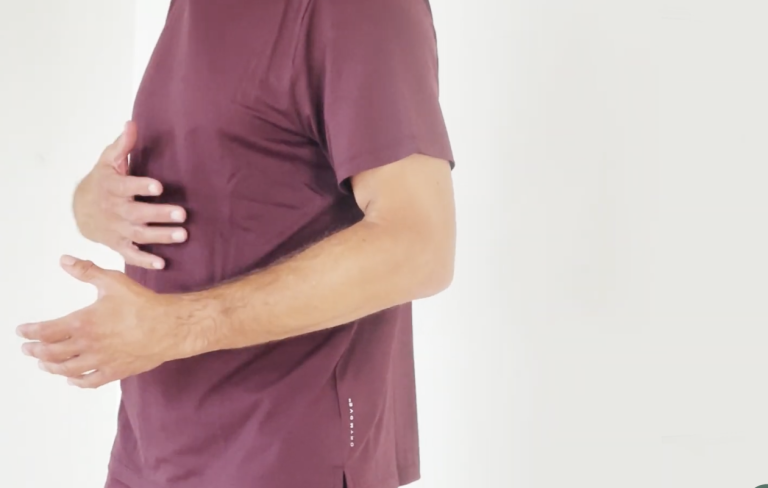 Artikelbillede til fordøjelsesproblemer - terapeut peger på mavenregionen